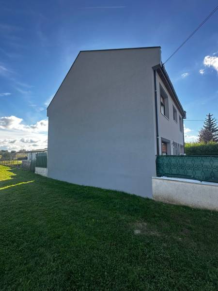 Isolation extérieure et ravalement gris sur une maison à Boutigny