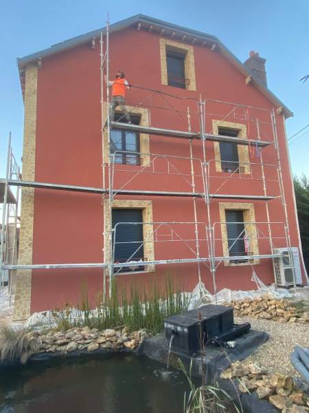 Isolation extérieure d'une maison avec enduit terracotta et pierres apparentes en Ile de France