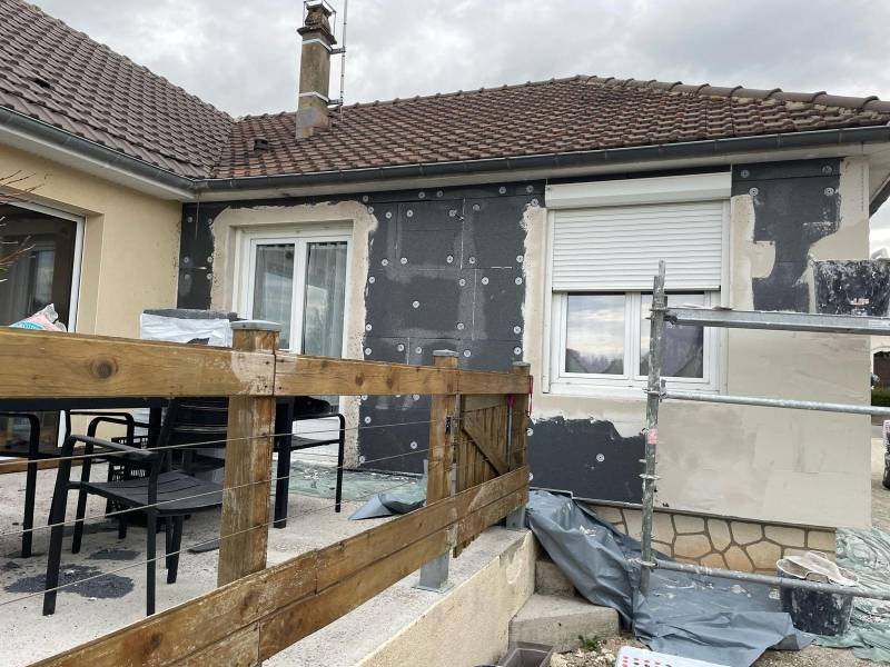 Isolation par l'extérieur d'une maison en semi sous-sol grâce à l'ITA et à MaPrimeRénov